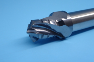 切りくずによるワークの傷をゼロに！特殊複合エンドミル