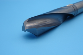 工具寿命を1.5倍に向上！造船業界の鋳鉄加工で「欠損抑制」と「長寿命」を両立した太径ドリル